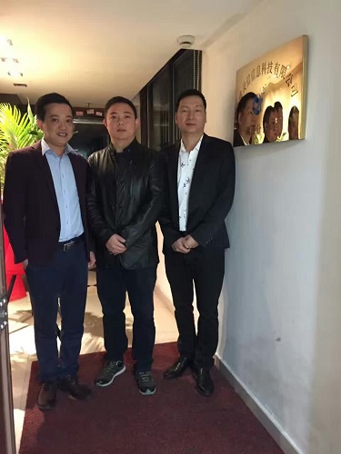 公司總經(jīng)理周建華、湖南分公司總經(jīng)理劉靜波、分公司副總潘智輝為分公司成立揭牌